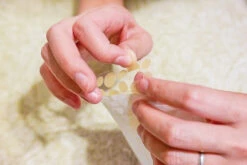 Calendula Acnes Anti-Bacteria Spot Dressing 8 Calendula Acnes Anti-Bacteria Spot Dressing -Glow Skincare Store RohtoMentholatumAcnesMedicatedAnti BacteriaSpotDressingDay Night3